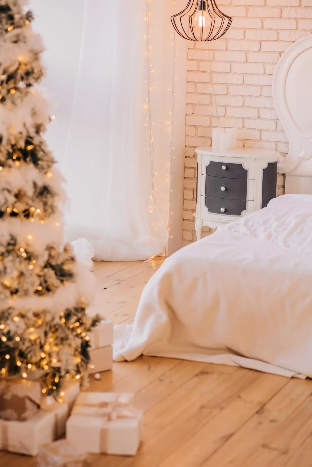 10 Best Christmas Bedroom Décor Ideas